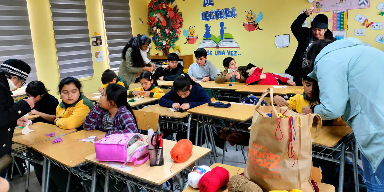 Bordadoras de Copiulemu transmiten su tradición textil a estudiantes de Escuela Rural Unicornio